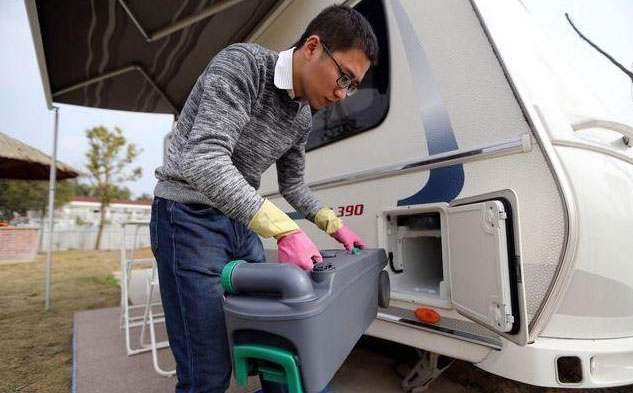 32歲成都小伙7年攢30萬 不買房子買房車 看遍天下風(fēng)景