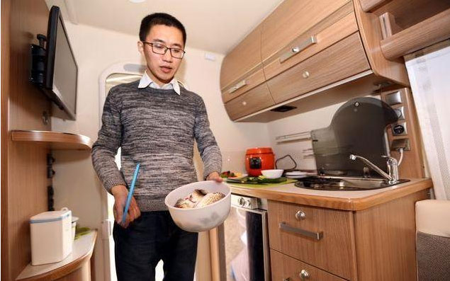 32歲成都小伙7年攢30萬 不買房子買房車 看遍天下風(fēng)景