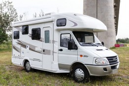 依維柯C型房車