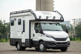 依維柯大白鯊后拓展C型房車